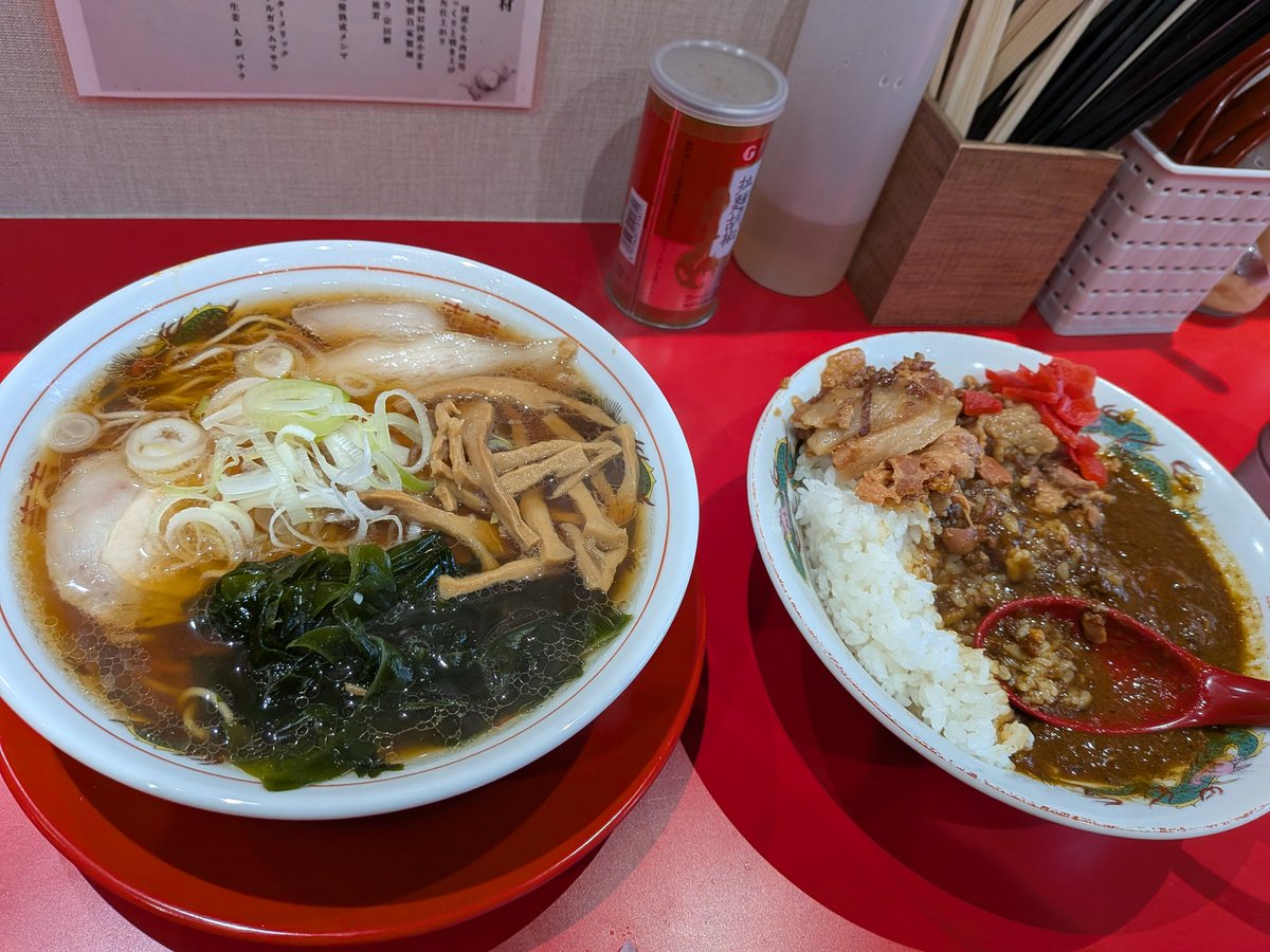 carp_star's tweet photo. 本牧ふ頭近くの松翔亭さんのやんちゃセット、醤油ラーメンとスタミナカレー
カレーが本格的でメッチャうまかった。港の近くだからか朝6時からこんなボリュームの飯が食える。この店の近所はここ以外の店も7時には混雑してた。そういう土地柄なんですかね…
いい店知りました。通いたい店です… https://t.co/G8NhUobtaH