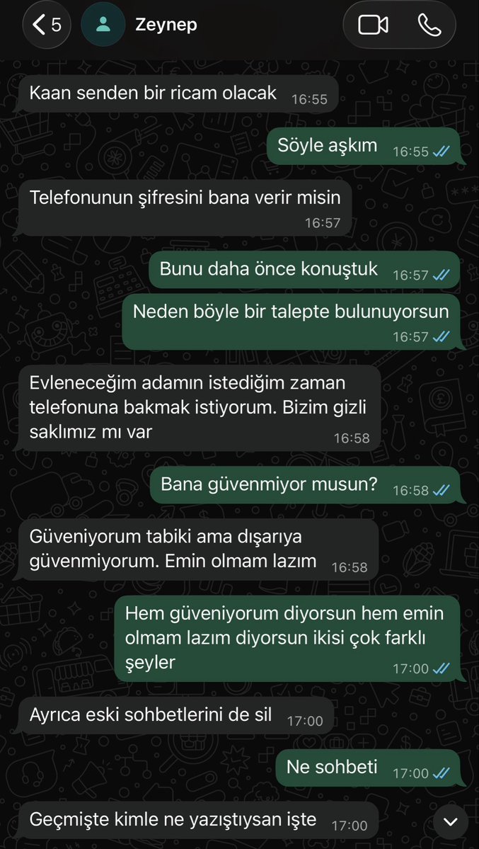 haberGBT's tweet photo. ‘Telefonunun şifresini bana verir misin?’ diyerek başladı, ayrılıkla sonuçlandı! Evlilik öncesi WhatsApp konuşmaları viral oldu.

👩‍🦳: Senden bir ricam olacak.

👨🏻: Söyle aşkım.

👩‍🦳: Telefonunun şifresini bana verir misin?

👨🏻: Bunu daha önce konuştuk.

👨🏻: Neden böyle bir talepte bulunuyorsun?

👩‍🦳: Evleneceğim adamın istediğim zaman telefonuna bakmak istiyorum. Bizim gizli saklımız mı var?

👨🏻: Bana güvenmiyor musun?

👩‍🦳: Güveniyorum tabii ama dışarıya güvenmiyorum. Emin olmam lazım.

👨🏻: Hem güveniyorum diyorsun hem emin olmam lazım diyorsun. İkisi çok farklı şeyler.

👩‍🦳: Ayrıca eski sohbetlerini de sil.

👨🏻: Ne sohbeti?

👩‍🦳: Geçmişte kimle ne yazıştıysan işte.

👨🏻: Hayatımı sıfırlamamı istiyorsun.

👩‍🦳: Evet yani, sonuçta eşim olacaksın.

👨🏻: Peki bunların hepsini sen de yapacak mısın?

👩‍🦳: Bana gerek yok.

👨🏻: Allah Allah, o neden?

👩‍🦳: Çünkü ben yanlış yapmam.

👨🏻: Hem benden bunları talep edeceksin hem de talep ettiklerini kendin uygulamayacaksın.

👨🏻: Biz bir süre görüşmesek iyi olur.

👩‍🦳: Şaka mı yapıyorsun?