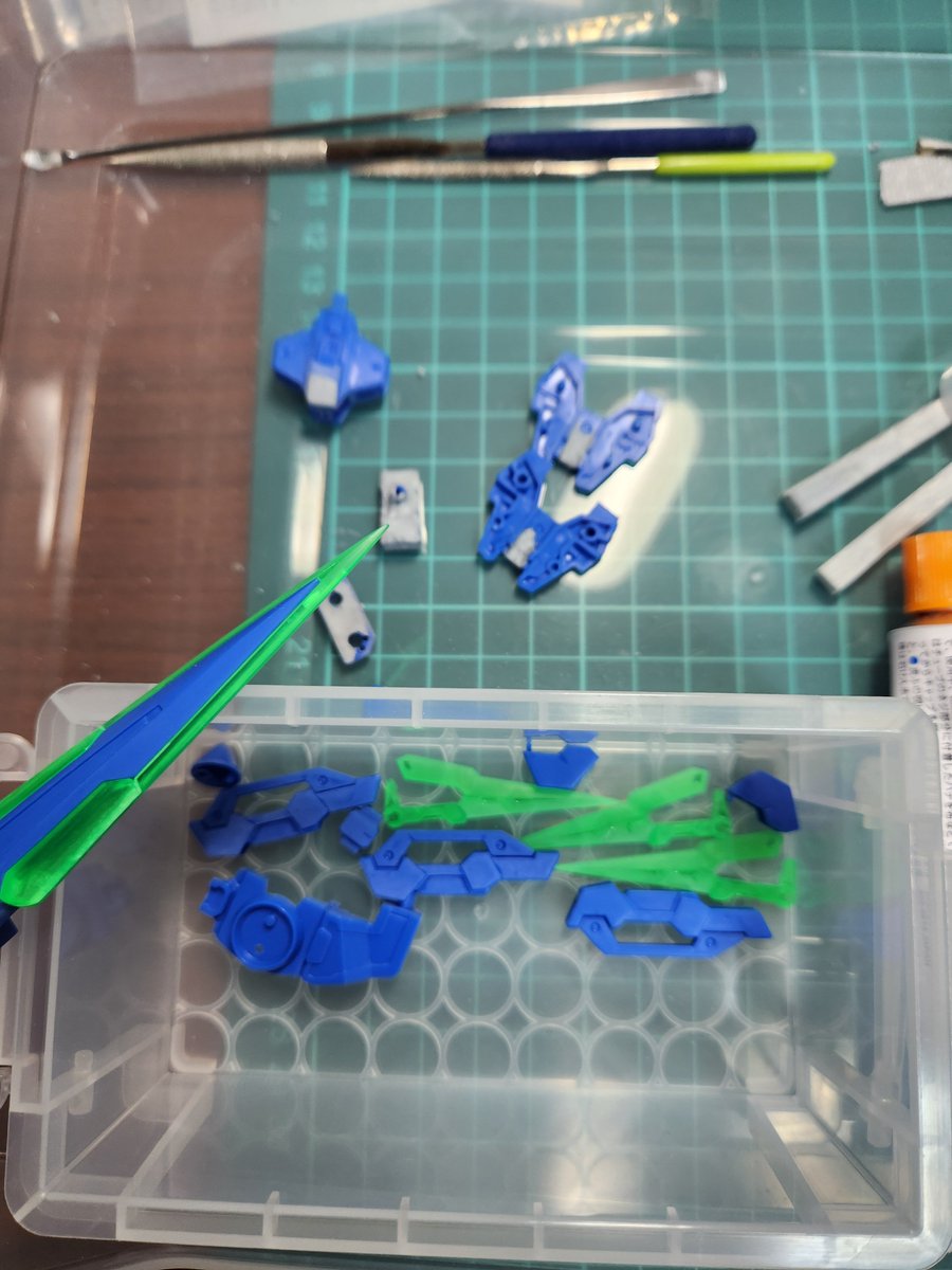 Kami_gunpla's tweet photo. パテを盛って埋めて
ひたすらに刃を研ぐ…！ https://t.co/MrvpvIvKkm