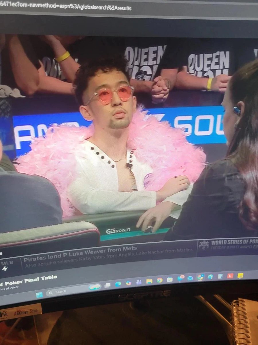 CallMeManoli's tweet photo. A player at the WSOP Main Event final table is cosplaying as Doflamingo lmao https://t.co/ow6HWWd0cr
