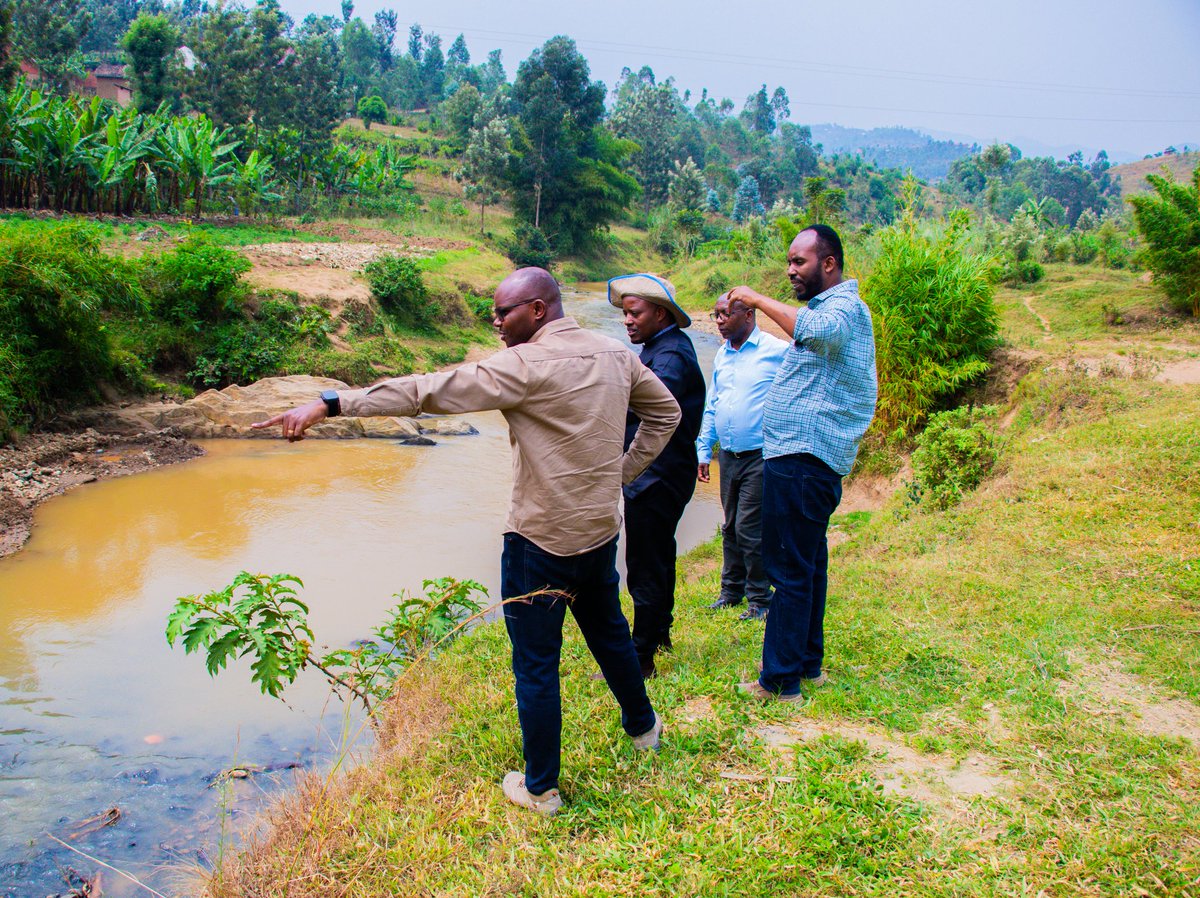 RwandaWater's tweet photo. Uyu munsi, #RWB yagiranye ibiganiro n'Ubuyobozi bwa @KarongiDistr mu rwego rwo gusobanura ibiteganyijwe mu mushinga ugamije kongerera ubudahangarwa abatuye muri Karongi na @RusiziDistrict (Nature-Based Flood Adaptation to Increase Community Resilience in the Western Part of Rwanda Project).

Mu bizakorwa muri uyu mushinga harimo kurwanya imyuzure, isuri no kwangirika k’ubutaka mu bice byugarijwe kurusha ibindi mu turere twa Karongi na Rusizi.

DDG @EvNsabimana  yasabye ubufatanye mu gushyira mu bikorwa uyu mushinga no gusigasira  ibyo uzageraho kugira ngo bizagirire  abaturage akamaro. #NBSKarongiRusizi