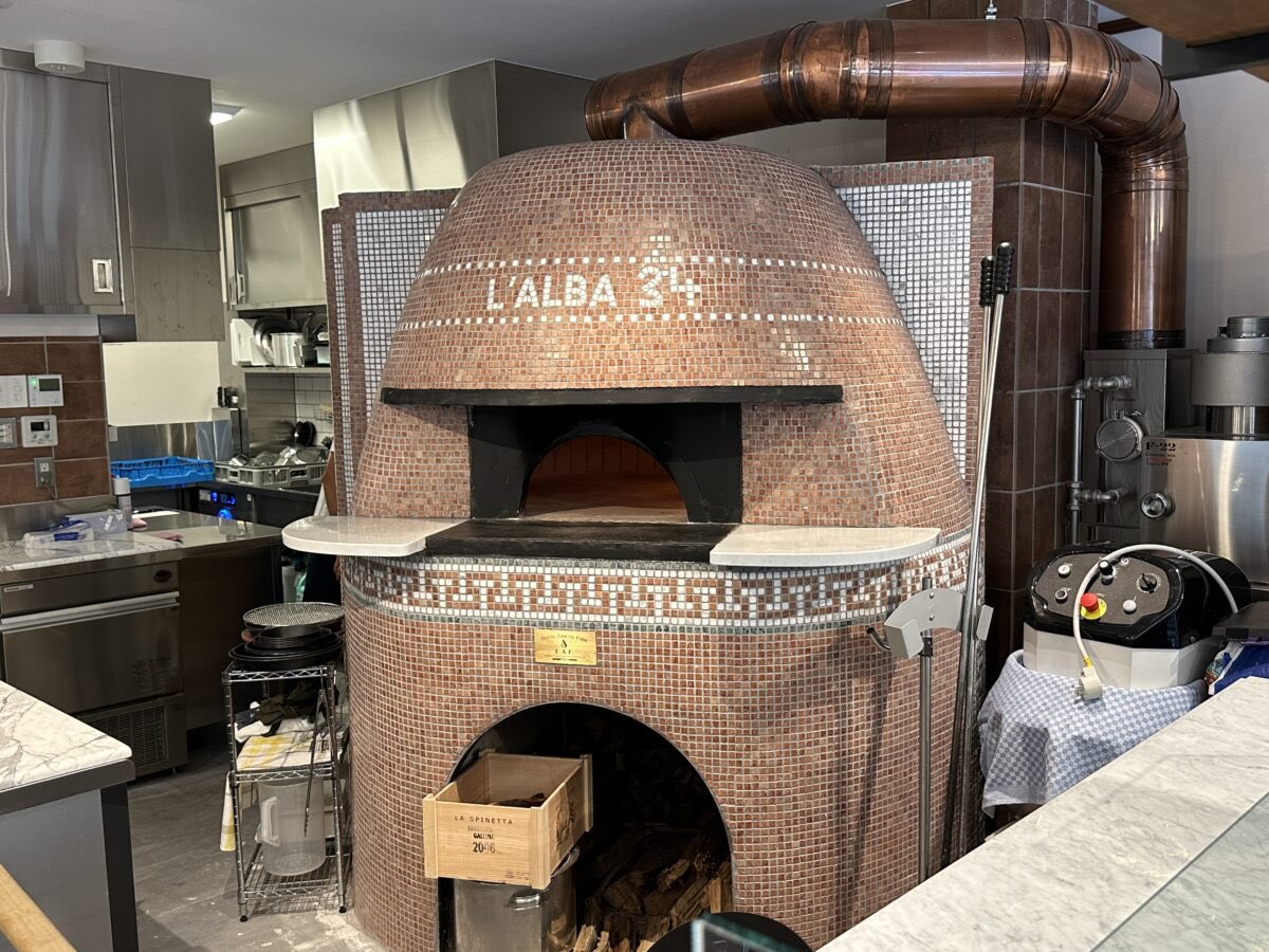MyFunabashi's tweet photo. 船橋の路地裏にコンテスト受賞の職人がPizzeria「L’ALBA34」開店 https://t.co/ZYkeQrIrbd #まいふな　#船橋市　#ピザ　#ピッツェリア #lalba34 https://t.co/LRyDfBw80j