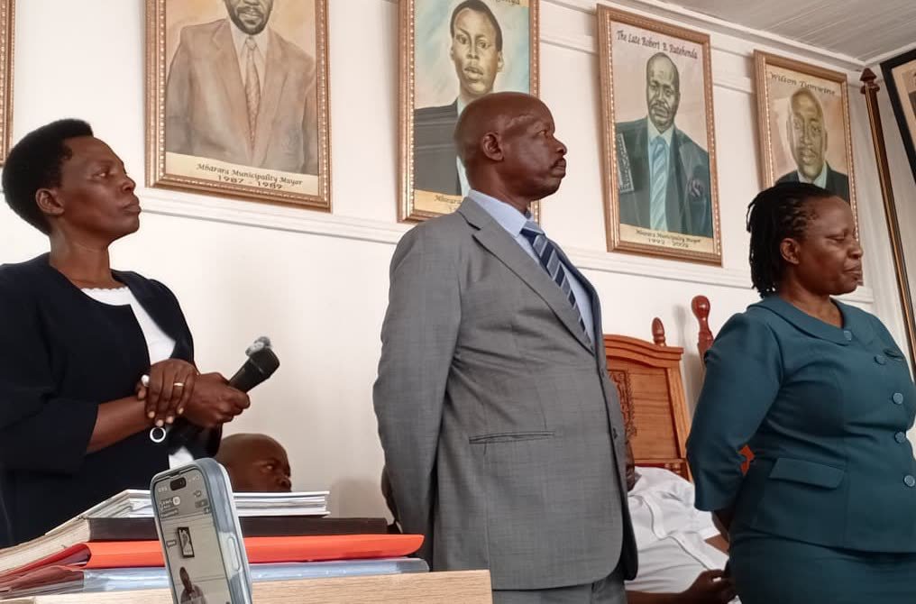 Amosiasa's tweet photo. Minister #BalaamBarugahara has ordered the arrest + interdiction of 3 senior #MbararaCity officials over alleged mismanagement of public funds. Those affected: City Clerk Justine Barekye, Deputy Simon Ejua, and Procurement Officer Dina Mwije. #Mbarara #Uganda https://t.co/Dv5yHsPdkl