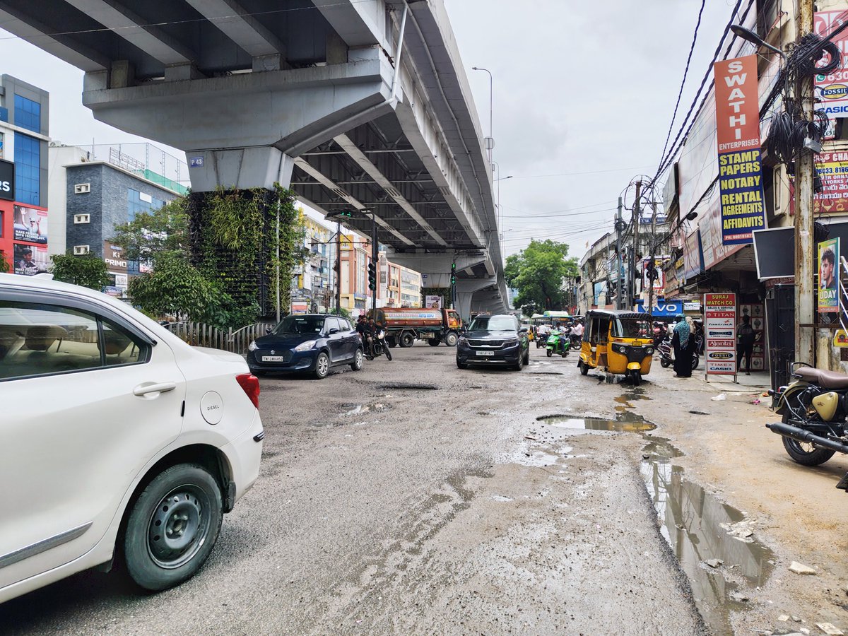 Kavalichandrak1's tweet photo. Big potholes at Kondapur Junction Signal are causing inconvenience to commuters. Kindly repair the road at the earliest for safe travel.
#Pathholes #Kondapur #Hyderabad
@HiHyderabad @CMC_Offcl
@TelanganaToday @HYDTP
@SakshiNews @TOIHyderabad https://t.co/b3GlbXg9oz