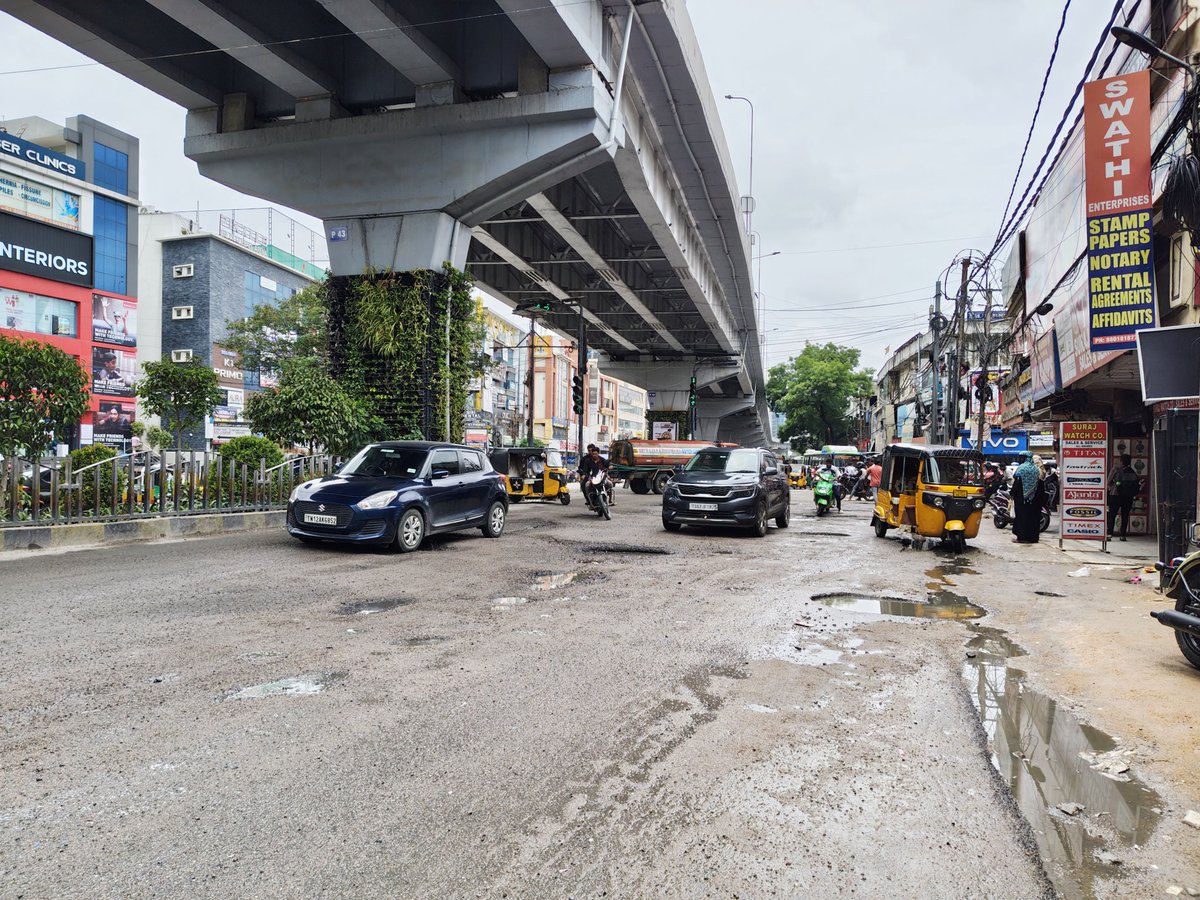 Kavalichandrak1's tweet photo. Big potholes at Kondapur Junction Signal are causing inconvenience to commuters. Kindly repair the road at the earliest for safe travel.
#Pathholes #Kondapur #Hyderabad
@HiHyderabad @CMC_Offcl
@TelanganaToday @HYDTP
@SakshiNews @TOIHyderabad https://t.co/b3GlbXg9oz
