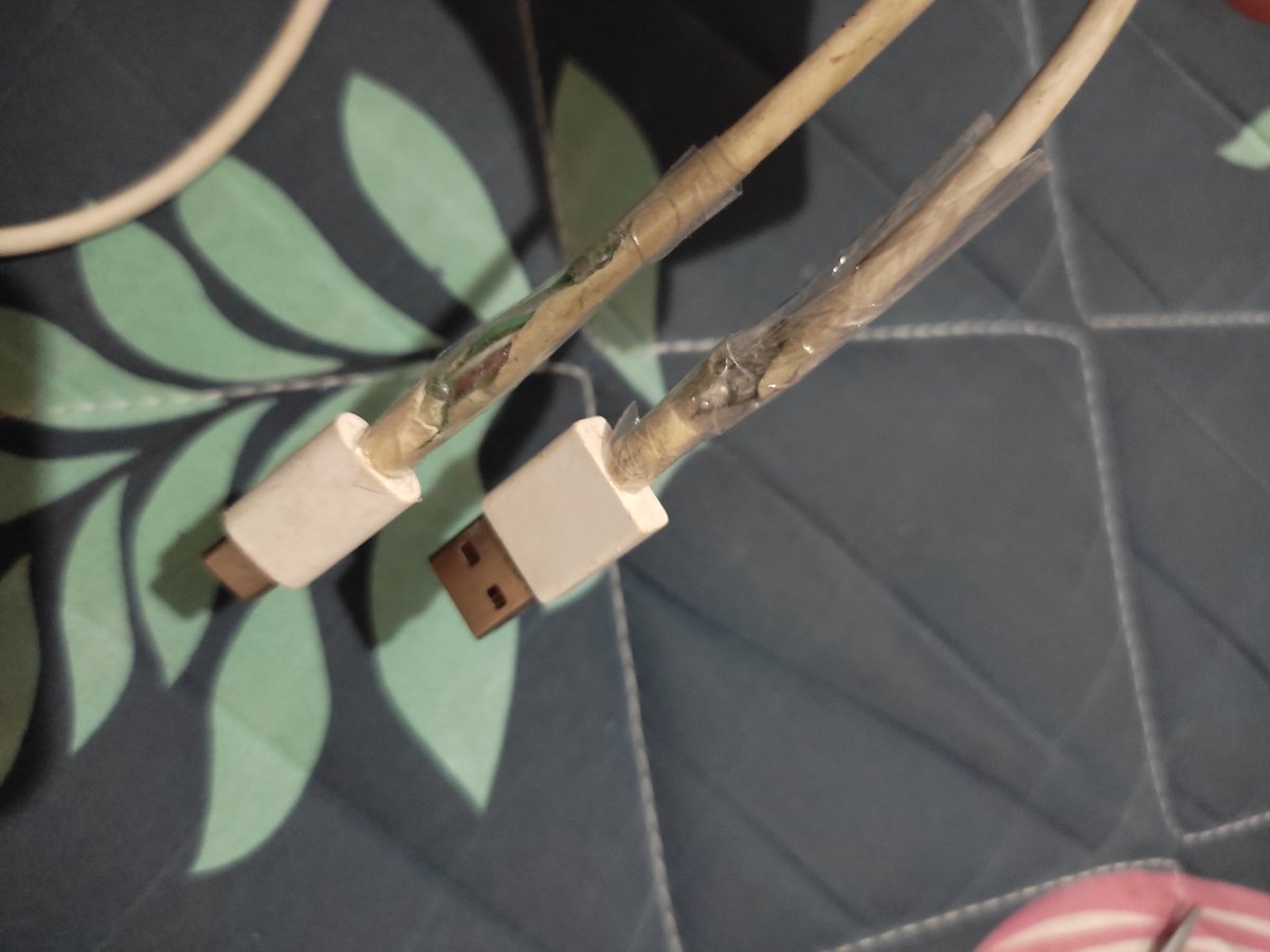 Chazelehge's tweet photo. Gue pake charger Xiaomi ini 5 tahun tanpa ganti.

Bukan karena miskin.
Tapi karena sayang.

Sekarang kondisinya udah kya gini ⬇ https://t.co/lq5a5LqCjq