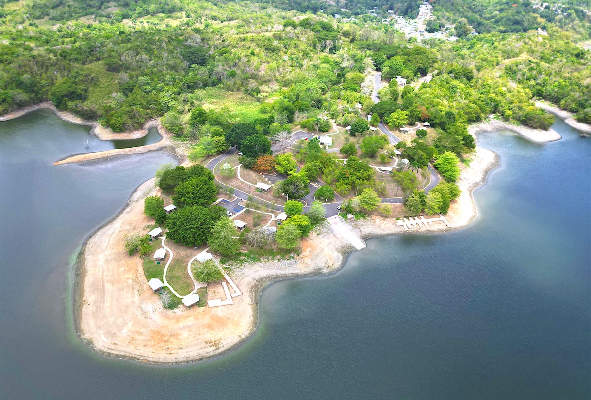LaPerlaPR's tweet photo. La Plata también: la sequía pone bajo presión al embalse de Toa Alta | https://t.co/R6oBsuDheU

El alcalde pidió a la AAA y al DRNA evaluar un racionamiento preventivo y restricciones al uso de embarcaciones ante el descenso del lago. https://t.co/2eJbgdIekn