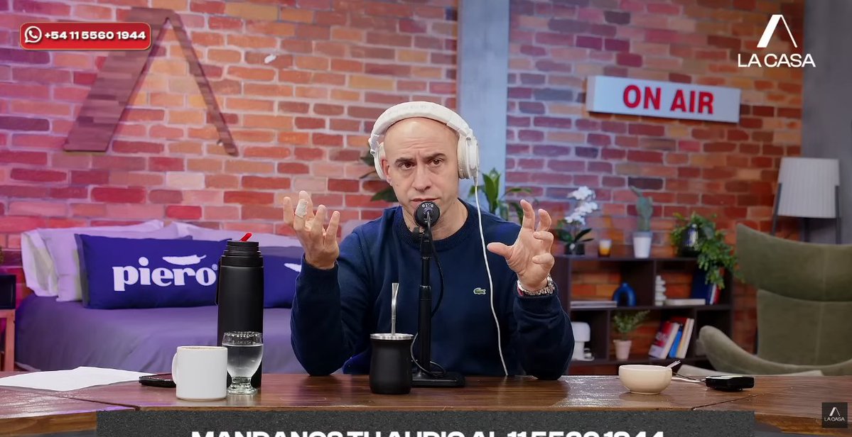 ResistenciaNac_'s tweet photo. Un día cualquiera // cuando va Milei

Le tuvieron que poner una CORTINA NEGRA al gordo delirante de Milei para que no se BROTE por las luces. Transmite mucha sanidad mental el presidente por suerte https://t.co/qpmyT2eK4i