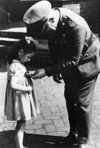 DrHelenFry's tweet photo. 4 year old Tania Szabó wears the George Cross awarded posthumously to her mother Violette Szabó, who was a WW2 heroine and SOE agent.

Violette was executed at Ravensbrück concentration camp aged 23 years old. https://t.co/XoCJj44sIh