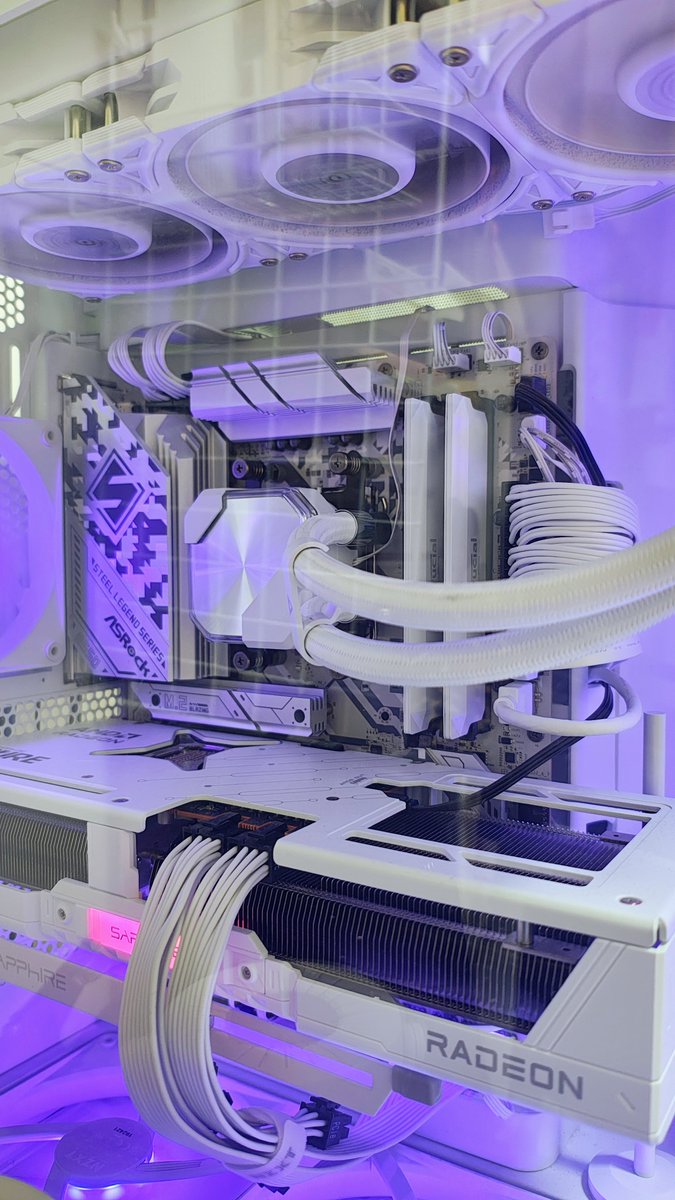 panda_serisiru's tweet photo. 白いグラボが欲しくて高級感あるSapphire PURE RX9070XTを発売前から狙って購入。新製品はしばらく出そうにないので今買っても一年間最新モデルのままなので今が買い時！そろそろまた値上がりするとも言われているので、購入を検討している人は急ぎましょう！ #MyRyzen_Radeon
#PR https://t.co/oGx5dr15hG