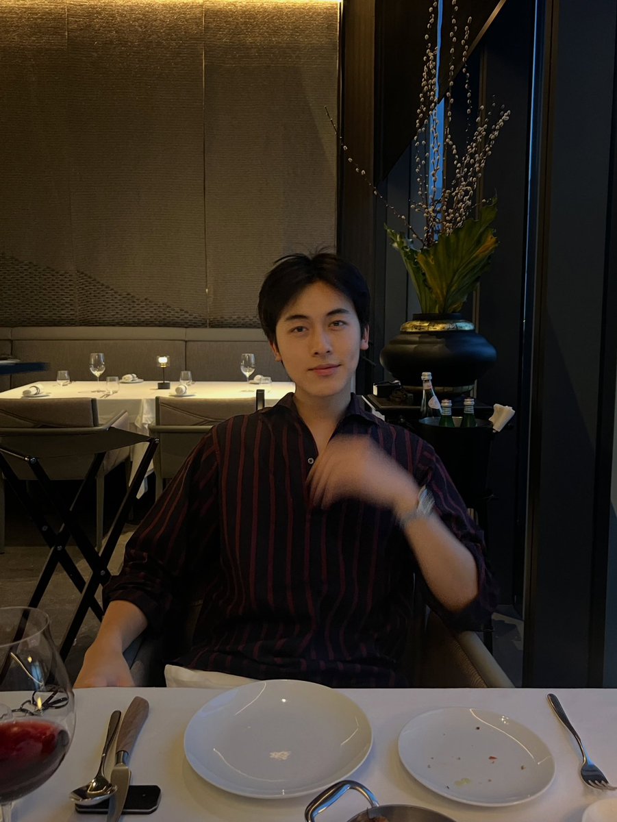wedtwentyfour's tweet photo. อยากเปิดร้านอาหารให้นางมานั่งหล่อ ๆ แอ็ค ๆ ถ่ายรุปอะ คือนั่งไปเลยยี่สิบสี่ชั่วโมง ไม่ต้องจ่ายตังค์ นั่งฟรี https://t.co/8vVJBt9lpk