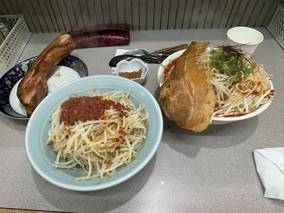 ryujin_TA920's tweet photo. ラーメンジライヤ
味噌レッド、キントウン250（一応）
野菜ちょいマシ（一応）
厚切りベーコン300
初めてラーメン屋でナイフとフォークを使いました笑
野菜をそこそこ摂取したのと香辛料の発汗作用により汗をかいたので実質カロリーマイナス https://t.co/nC5rR1go09
