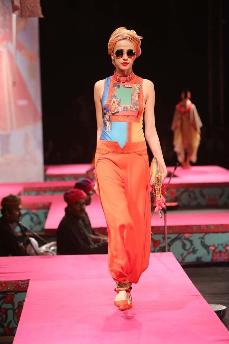 ___chitrogolpo's tweet photo. Tarun Tahiliani SS Resort '15 https://t.co/EYUzr6JaFS