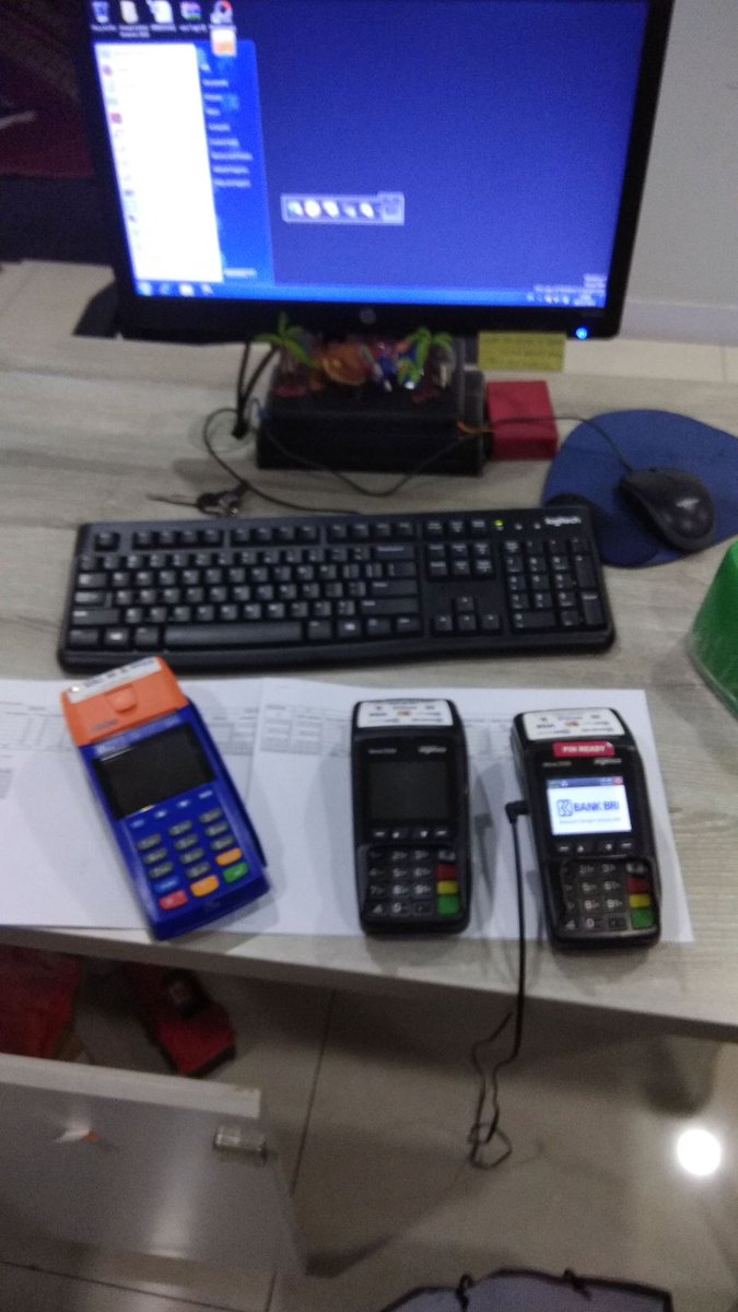 ceritaboyyy's tweet photo. Tadi siang nemenin Uti ke bank
Pass lagi nunggu antrian
Aku denger percakapan mba teller sama ibu ibu tapi emang udah rada sepuh
👩🏻: Ibu ini saldonya 11,3jt , mau diambil berapa?
🧕🏻: 15jt mba
👩🏻: Maaf ibu ini saldonya hanya 11,3jt , jadi mau diambil berapa?
🧕🏻: 15jt mbaa
(Aku yakin ini mbanya udah nahan ketawa,abisnya ibunya lucu banget hehee)
👩🏻 : Saldonya hanya 11,3jt ibu 
🧕🏻 : Mau ambil 15jt mba
👩🏻 : Mohon maaf tidak bisa ibu saldonya hanya 11,3jt￼

🧕🏻 : Mau ambil 15jt gabisa ya mba,kemarin katanya sudah ditransfer berarti belum ada yaa
👩🏻 : Iya ibu belum masuk , transaksi yang masuk kemarin terakhir di bulan Juni 10jt bulan agustus belum ada transaksi 
🧕🏻: Oh yaudah mba 10jt aja

Mungkin ibunya ini kurang paham juga yaa,dan dia itu pergi kesitu entah sama anaknya atau cucunya,tapi bener bener cuma jadi pengantar karna cuma duduk aja,sama sekali ga ngebantu ibunya atau minimal bantu ngejelasin ke ibunyaa malah asik main hp sendiri😕￼