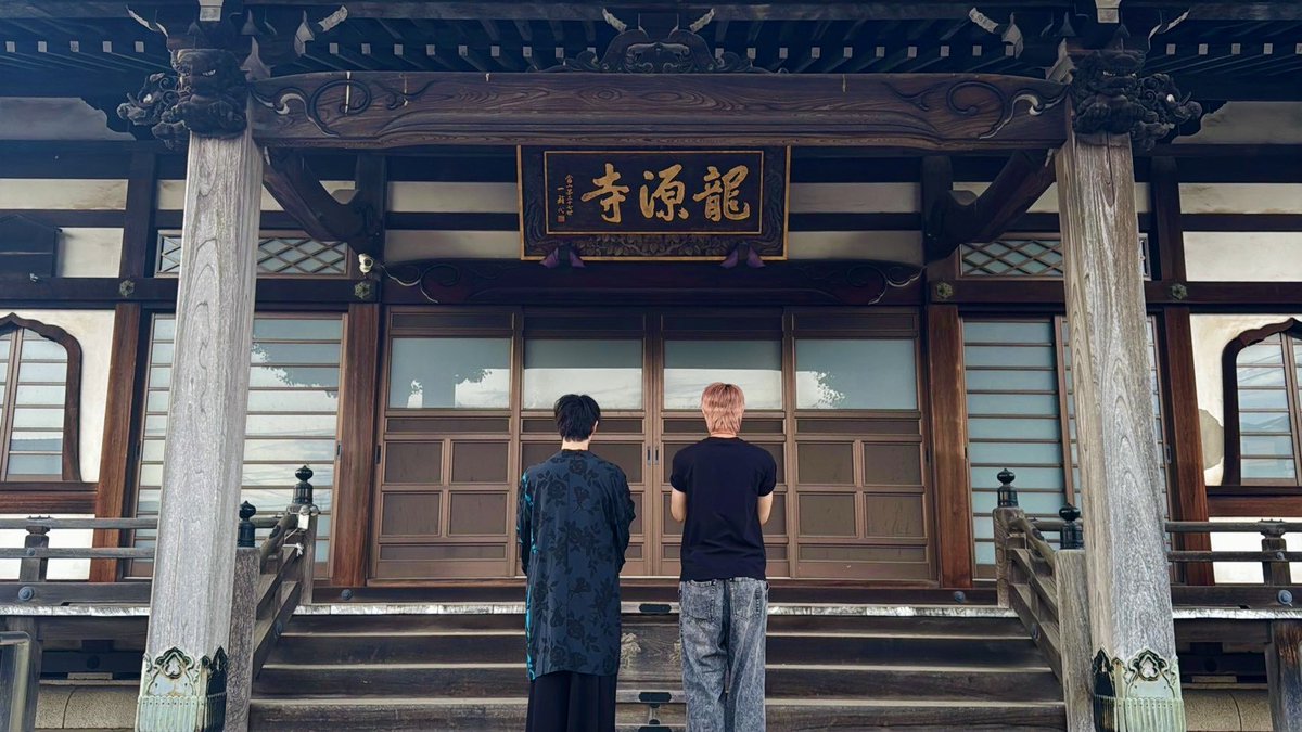 keigo_rapinz's tweet photo. 舞台
#インフィニティ2026 で
演じさせていただいた
《新撰組局長　近藤勇》が眠る龍源寺に
御礼参りへ行ってきました！

《副長 土方歳三役》のけんとくんと！
一緒に来ることができて本当に良かったです！ https://t.co/gr1HSSqxf9