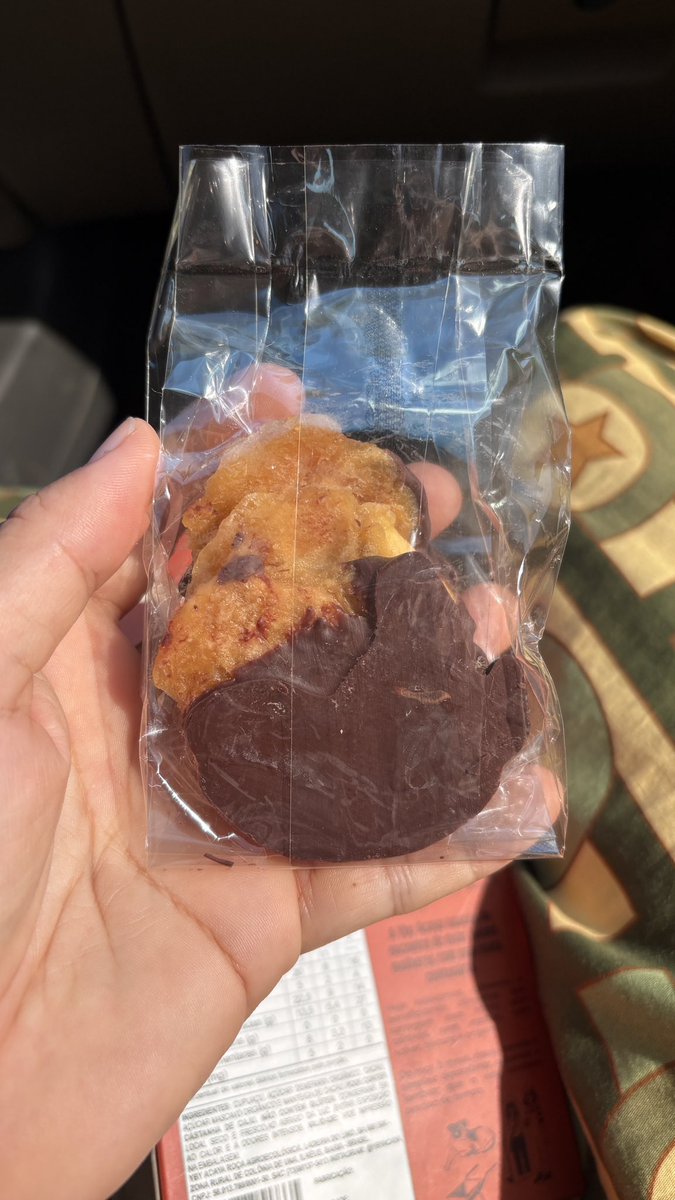 naaaaaay's tweet photo. A embalagem o produto a mordida 
Cupuaçu deliciosamente suculento banhado em chocolate fino de verdade (tree to bar e agroecológico!!!) https://t.co/w8UXHfc3cI