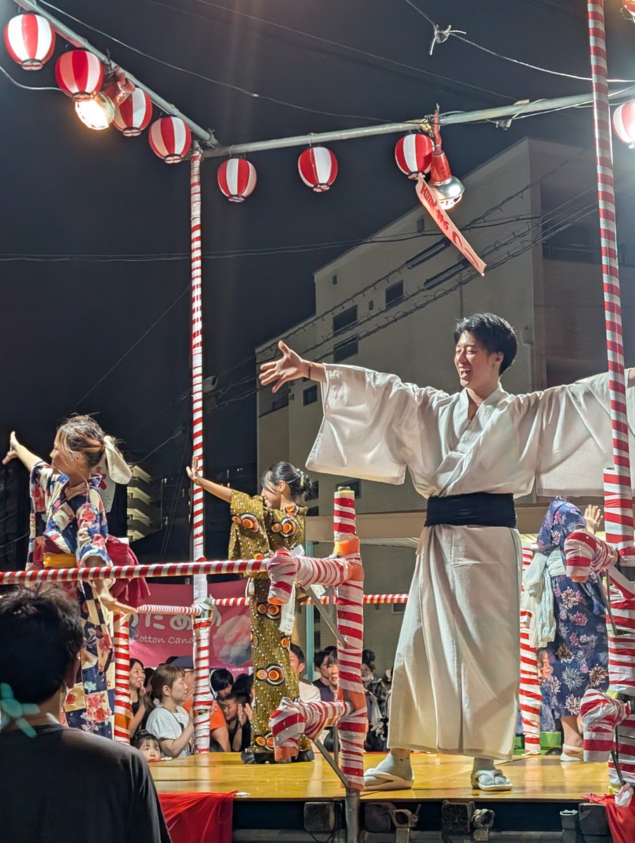 ObakaAki's tweet photo. 今日は柳原商店街の盆踊り🏮（初）

６６年ぶりに復活？のご当地曲である
柳原音頭を踊ることができました　😊

ダンススタジオの先生と子どもたちが　櫓上でリードしてくれて とても盛り上がってたよ

DHはまさかのジャズバージョン

#盆踊り
#北区柳原商店街 https://t.co/pvatdetnrC