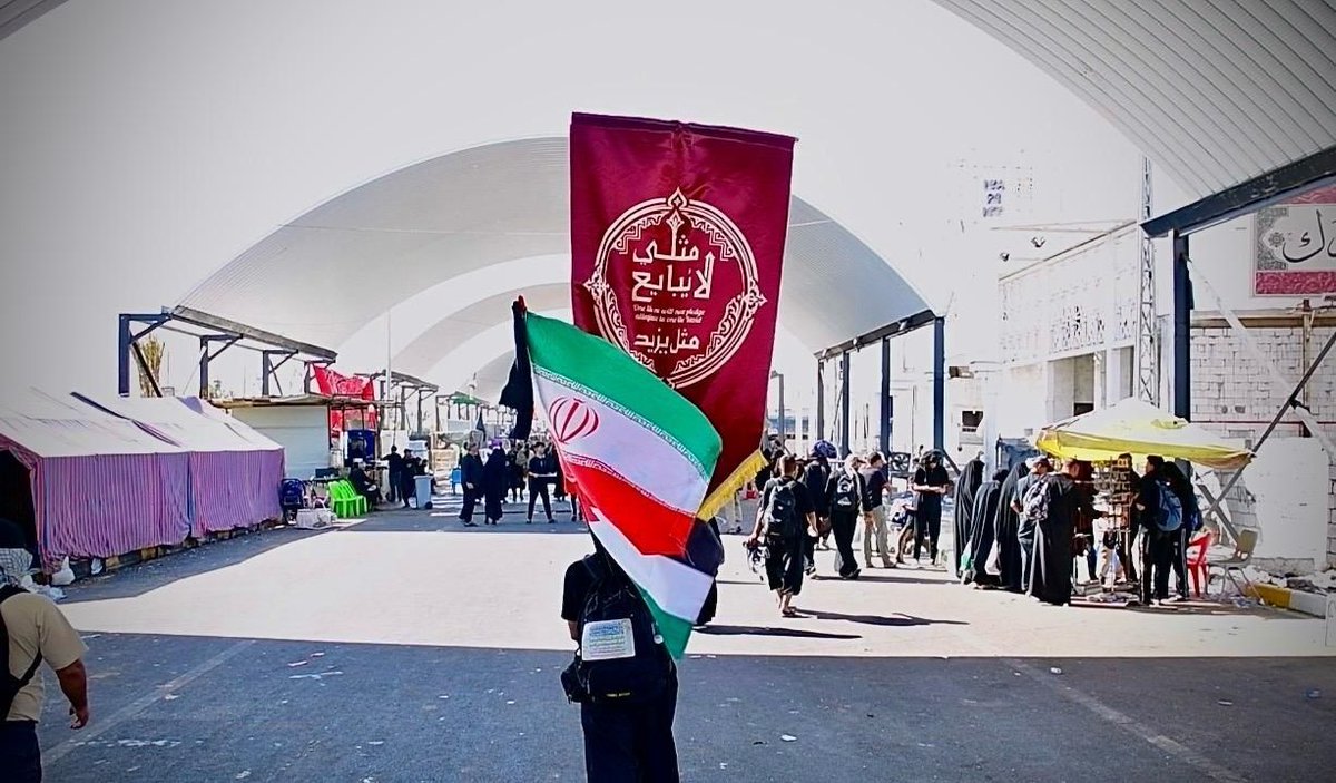 Razie110's tweet photo. شعار عاشورایی رهبر شهید انقلاب که در اربعین امسال جهانی شد

مثلی لا یبایع مثل یزید: حسین هرگز با یزید زمان سازش نخواهد کرد. https://t.co/ajMvbmAZdK
