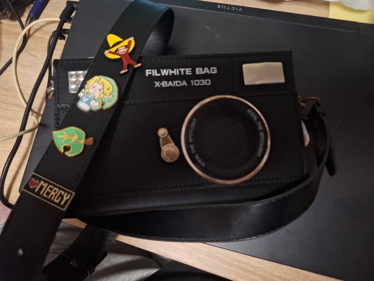 hectoor_pm's tweet photo. Soy el único al que le encanta customizarse todo? En plan dame pines, dame pegatinas, me encanta expresar mis gustos y que los vea todo el mundo yipeeeee https://t.co/hDE1ItcZsR