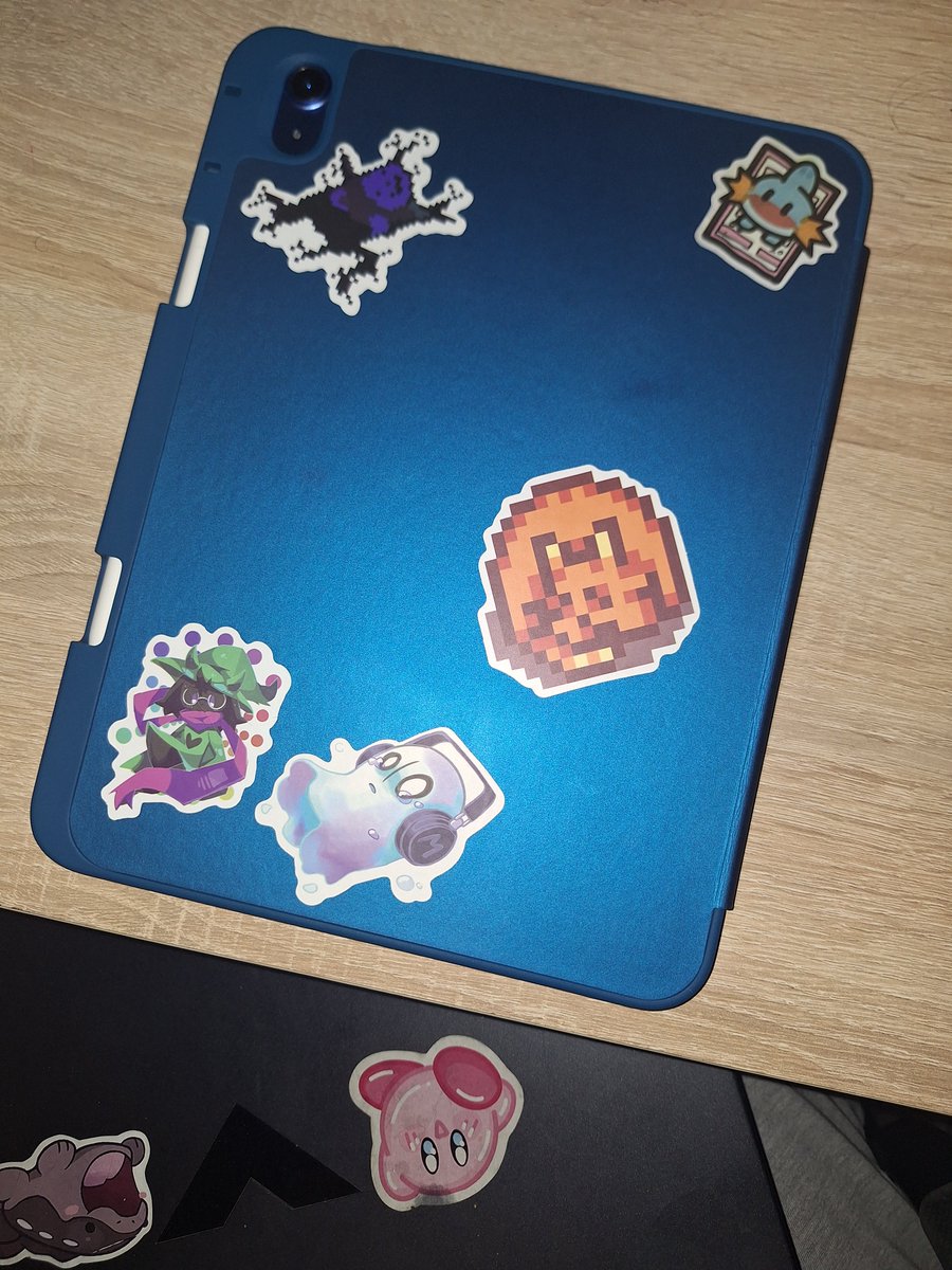 hectoor_pm's tweet photo. Soy el único al que le encanta customizarse todo? En plan dame pines, dame pegatinas, me encanta expresar mis gustos y que los vea todo el mundo yipeeeee https://t.co/hDE1ItcZsR