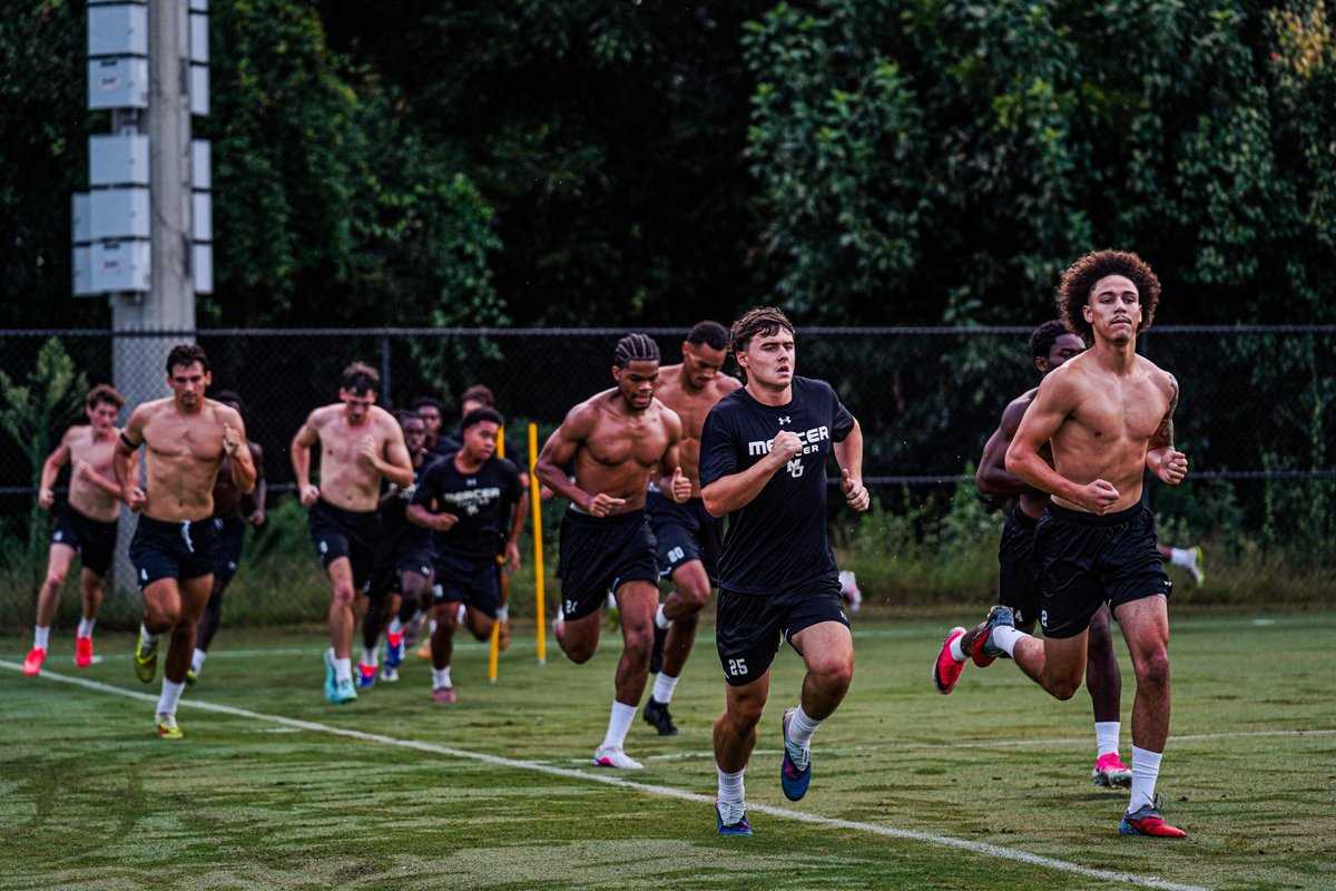 Mercer_MSoccer's tweet photo. Welcome back, lads 👋😁

#DefendTheDen https://t.co/r56dVgW40p