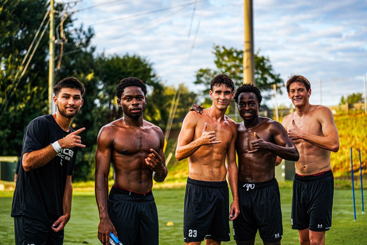 Mercer_MSoccer's tweet photo. Welcome back, lads 👋😁

#DefendTheDen https://t.co/r56dVgW40p