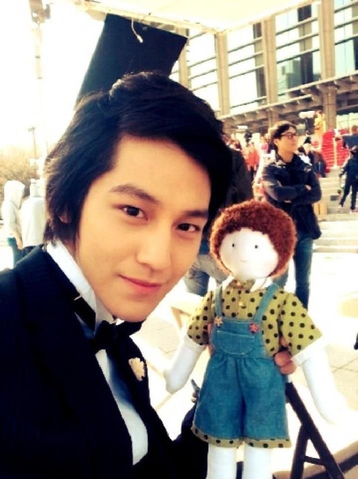 bumtaeplanet's tweet photo. He’s always had this warmth in his eyes. The close-up stare. The soft smile with the doll. The way bummie looked at the camera like we were friends😍❤️

Throwbacks like this make me love him more
💕
#kimbum #kimbeom #김범 https://t.co/UlZi3yaJ5g