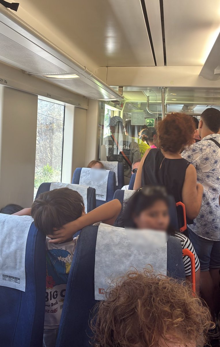 IncidenciesSud's tweet photo. Tren regional avariat entre Torredembarra-Altafulla. Ara mateix evacuació d'usuaris q porten quasi 4h per fer BCN-TGN.
Primer se'ls ha avariat el tren de Flix, els han desallotjat a Cunit i el proper tren dir. Reus també ha petat a la via.
És terrible, tot cau a trossos a @Renfe. https://t.co/lrd8gtTuPR