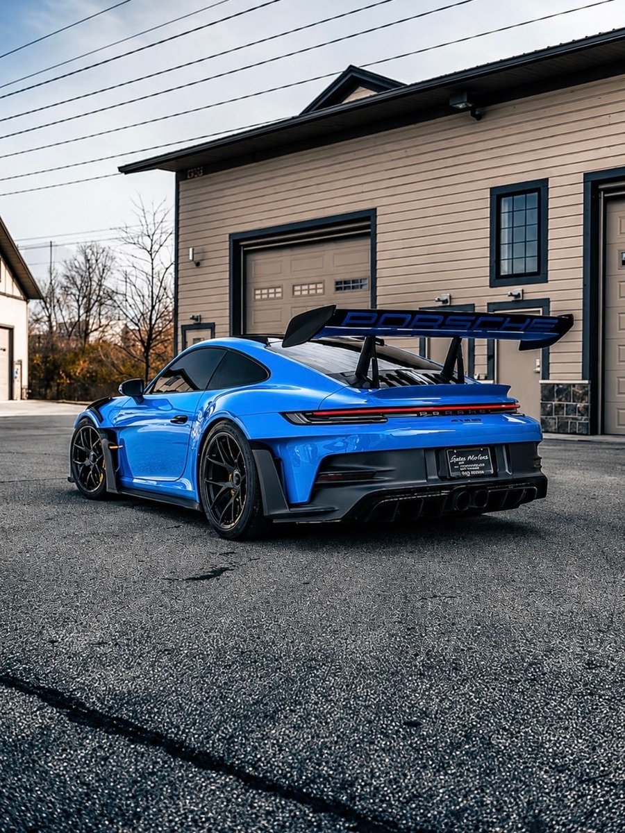 MarvelousRides's tweet photo. Porsche 911 GT3 RS 💙

The 992-generation became the first production Porsche equipped with a Drag Reduction System. Pressing the steering-wheel button flattens its active wing elements to reduce drag on fast straights. Similarly, the wing deploys when cornering or braking. https://t.co/APm19CQoNr