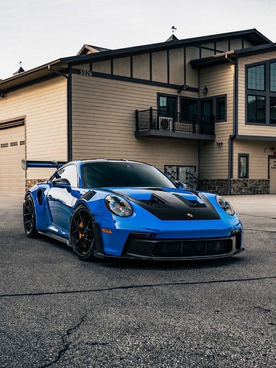 MarvelousRides's tweet photo. Porsche 911 GT3 RS 💙

The 992-generation became the first production Porsche equipped with a Drag Reduction System. Pressing the steering-wheel button flattens its active wing elements to reduce drag on fast straights. Similarly, the wing deploys when cornering or braking. https://t.co/APm19CQoNr