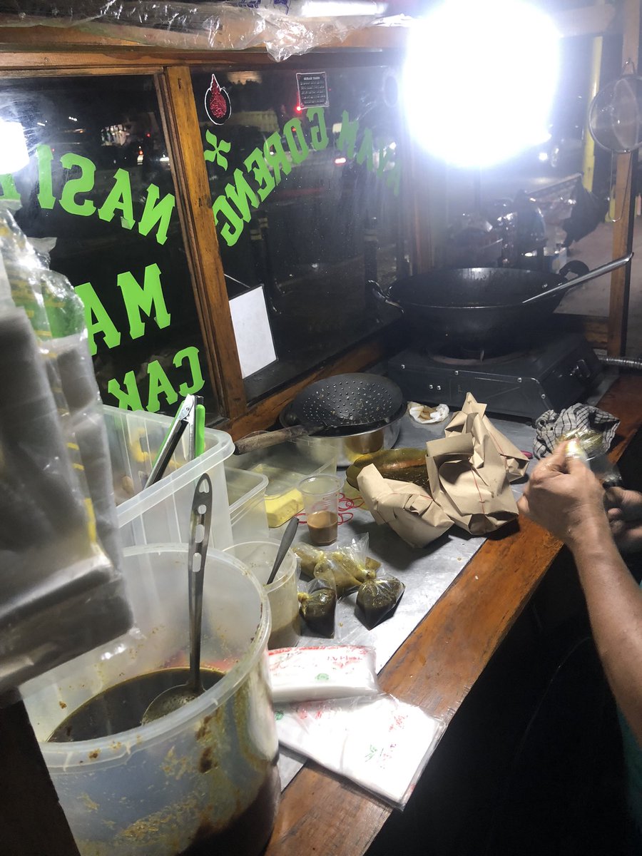 iceubeareuu's tweet photo. "Mau bebek apa ayam mas?"
"Kalo ayam berapa?"
"20K mas"
"Bebek?"
"18K"
"Kok lebih murah bebek pak?"
"Soalnya bebek gak laku mas"

Dengan kesadaran penuh aku pilih menu yang ga laku😑🥰 https://t.co/T0eBoswvUZ