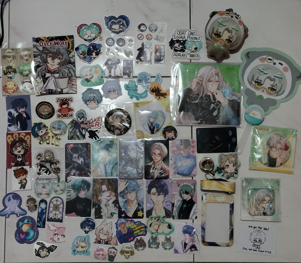carrot__soup's tweet photo. Akhirnya poto haul dan freebies dari artist alley #hoyofestID buset banget 🫶 https://t.co/YDSPsKY4aK