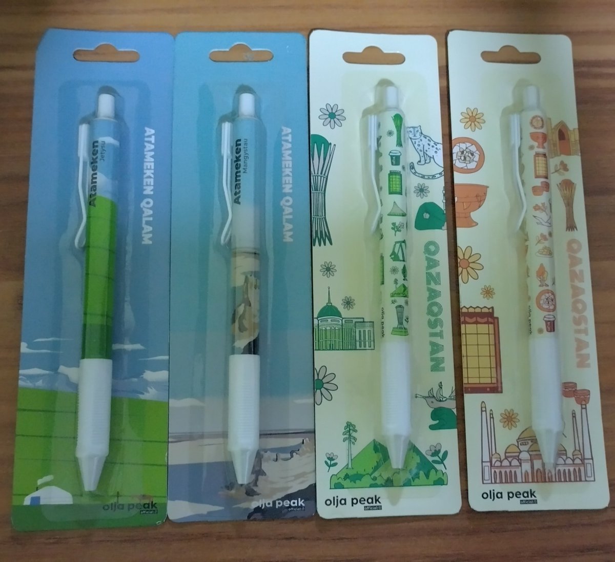 yksilkroad's tweet photo. お土産屋さんってモールにありそうだけど意外とないのです。モールで現地アパレル以外のお土産を調達するなら、MARWINという本文具おもちゃ店に寄ってみて。ノートやボールペンはお手頃価格。デザイン豊富なご当地ボールペンは500テンゲでした(2025年11月)。今アスタナを使ってるけど書きやすいです。 https://t.co/T6gVraE1DG