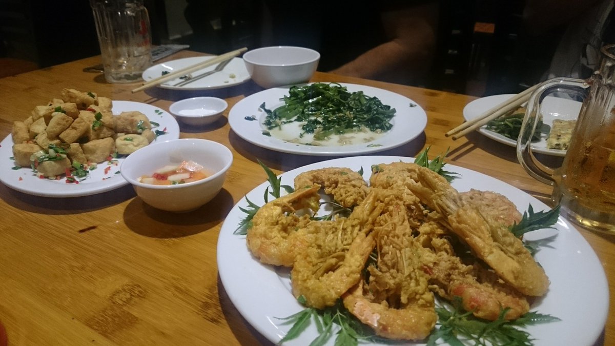 Axel13kS's tweet photo. Hanoiに戻りホテル近くで夕飯
電線はカオス
明日はバクニン行って仕事します。
おやすみなさいませ🌙*ﾟ https://t.co/inCmIJMKUP