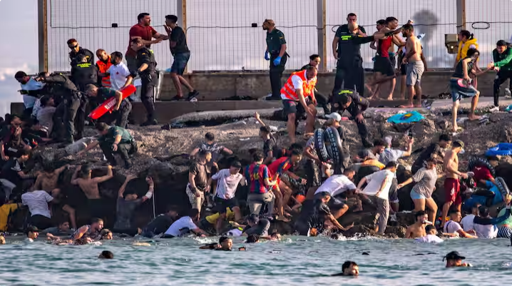 hoc111's tweet photo. A invasão de marroquinos no território espanhol de Ceuta assustou o continente e virou manchete no mundo inteiro.

Mas a consequência mais importante dela, ninguém comentou.

Quem é o grande interessado em ter uma Europa fraca e dividida? Isso mesmo, o maior ganhador dessa história toda é VLADIMIR PUTIN. Segue o raciocínio!