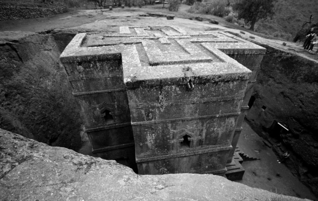 Madagascar24now's tweet photo. Ethiopia's Lalibela is home to churches carved directly into solid rock centuries ago.
One of #Africa's greatest architectural achievements... and still an active place of worship today
#29สิงหาคมมีแฟนบอย https://t.co/LBRwqKxiHO