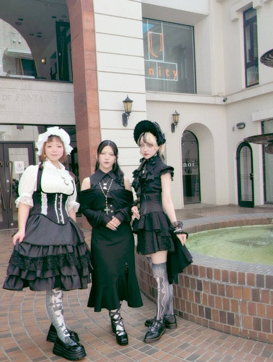 monet_mmm's tweet photo. ラフォーレの休館日を利用して、華さんとYourさんと遊んできました✨️
3shot撮る度に思うけど、同じショップのスタッフなのに作画が違いすぎてジャンプの集合表紙みたいになる😆
楽しい１日をありがとうございました💕 https://t.co/HxKnatlbNO