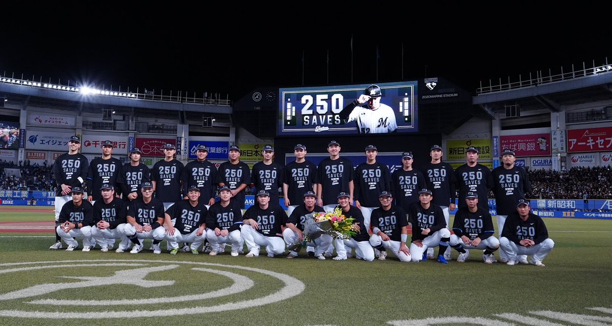 Sponichi_Photo's tweet photo. 〈ロ・西15〉ひと気がなくなったZOZOマリンスタジアム、家族で250セーブを祝う益田直也投手❶花束を手にスタンドにあいさつする益田投手❷250セーブを見守ったナインと❸試合終了後にもベンチに残り益田を祝福する西口監督ら西武ナインに一礼❹（撮影・長久保　豊） https://t.co/G1bl5hwRZR