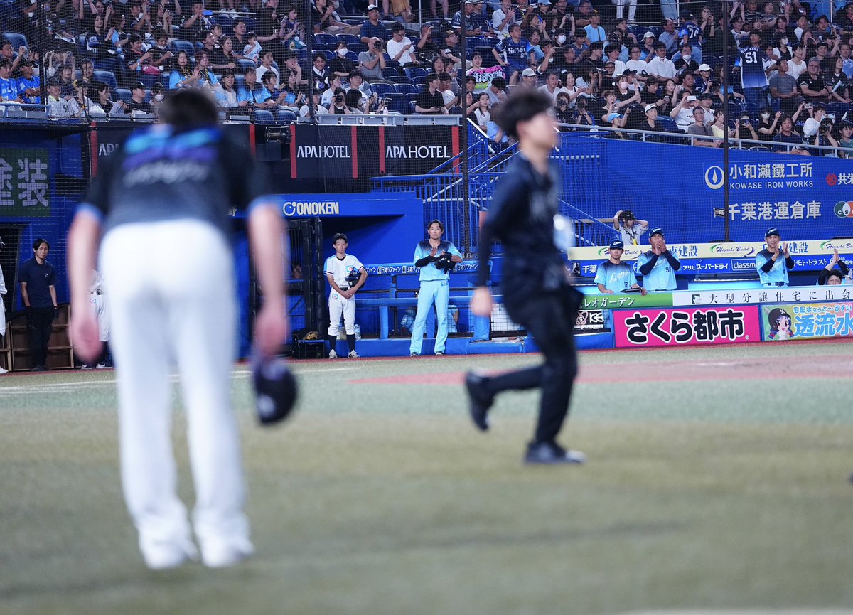 Sponichi_Photo's tweet photo. 〈ロ・西15〉ひと気がなくなったZOZOマリンスタジアム、家族で250セーブを祝う益田直也投手❶花束を手にスタンドにあいさつする益田投手❷250セーブを見守ったナインと❸試合終了後にもベンチに残り益田を祝福する西口監督ら西武ナインに一礼❹（撮影・長久保　豊） https://t.co/G1bl5hwRZR