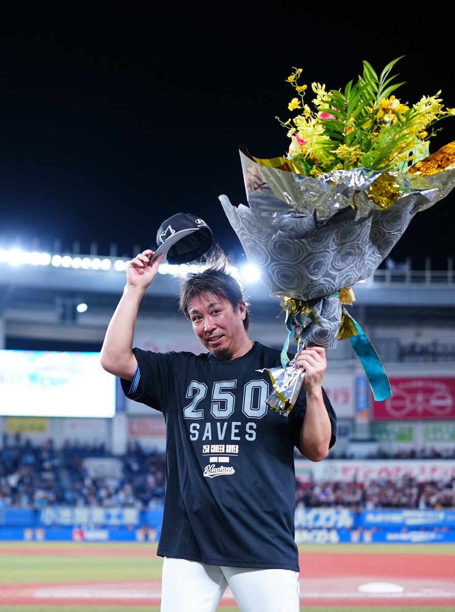 Sponichi_Photo's tweet photo. 〈ロ・西15〉ひと気がなくなったZOZOマリンスタジアム、家族で250セーブを祝う益田直也投手❶花束を手にスタンドにあいさつする益田投手❷250セーブを見守ったナインと❸試合終了後にもベンチに残り益田を祝福する西口監督ら西武ナインに一礼❹（撮影・長久保　豊） https://t.co/G1bl5hwRZR