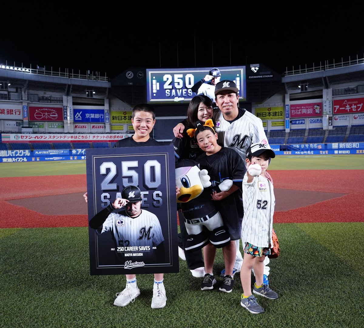 Sponichi_Photo's tweet photo. 〈ロ・西15〉ひと気がなくなったZOZOマリンスタジアム、家族で250セーブを祝う益田直也投手❶花束を手にスタンドにあいさつする益田投手❷250セーブを見守ったナインと❸試合終了後にもベンチに残り益田を祝福する西口監督ら西武ナインに一礼❹（撮影・長久保　豊） https://t.co/G1bl5hwRZR