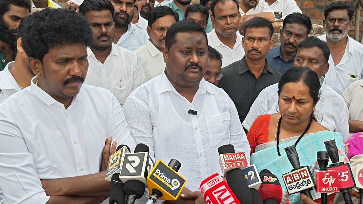 BOGGULADAS44461's tweet photo. *దళిత మహిళపై ఆలూరు ఎమ్మెల్యే శ్రీ వీరుపాక్షి గారు వారి అనుచరులు దాడి చేయడాన్ని ఖండిస్తూ  కోడుమూరు ఎమ్మెల్యే శ్రీ బొగ్గుల దస్తగిరి గారు నేమకల్ గ్రామానికి వెళ్లి భాధిత మహిళను పరామర్శించి అండగా ఉంటామని తెలియజేయడమైనది
@ncbn 
@naralokesh https://t.co/hyEfWpkDgI