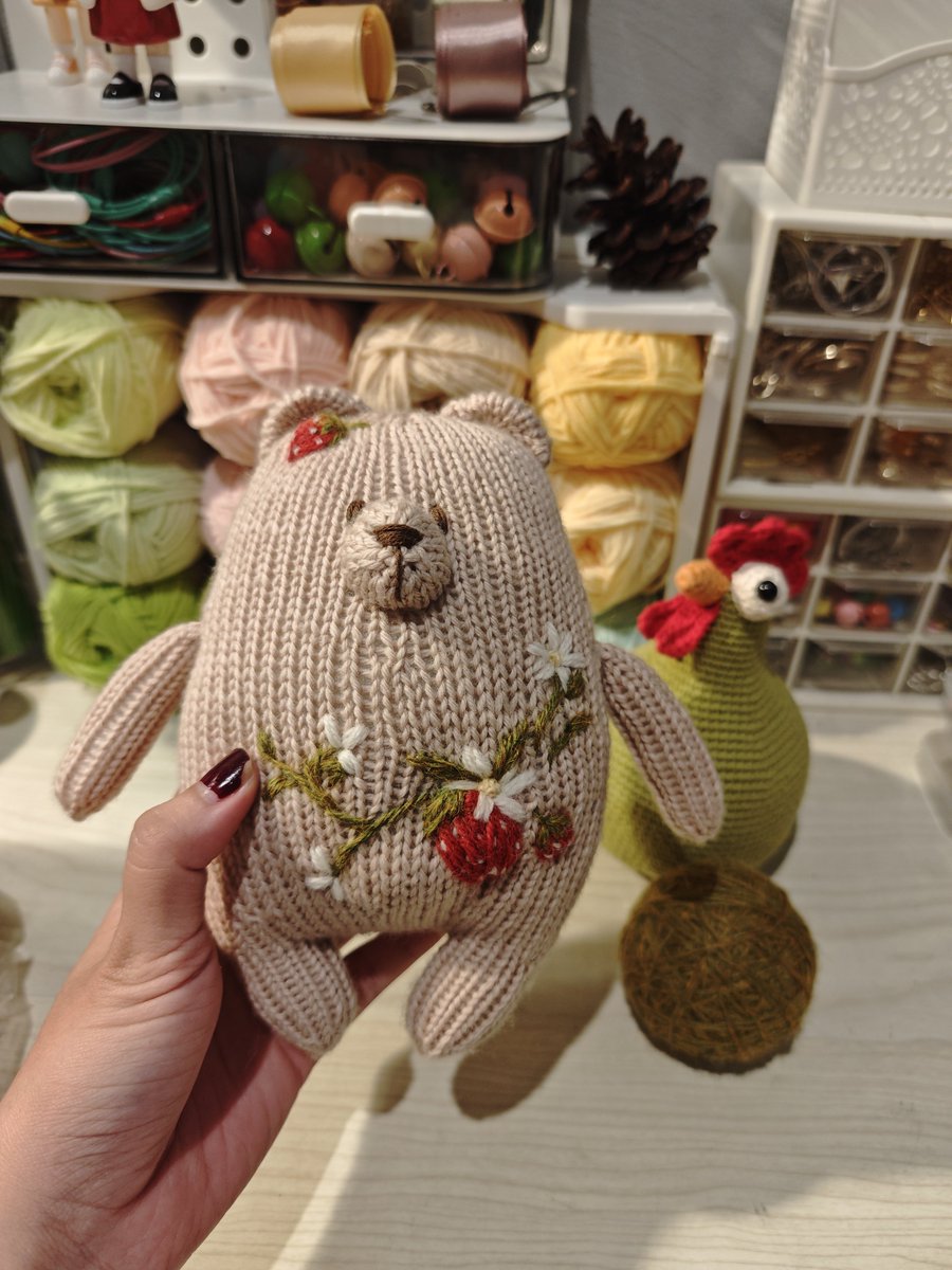 Woolandaridea's tweet photo. Beluang tobeli 🧸🍓
Suka banget bikin boneka rajut paket teknik knit. Nggak gampang pegel jari nya 💃🏼 https://t.co/TLESL07HnG
