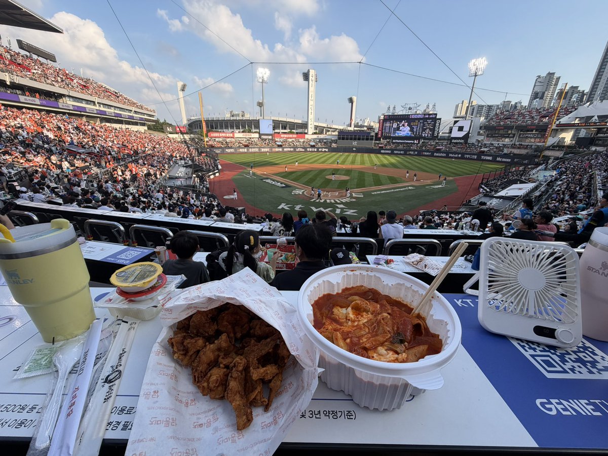 llyckaaa's tweet photo. 야구장에서 테이블석 앉아서 엽떡과 진미통닭 먹는게 진정한 어른이자 권력 아닐까.. https://t.co/ZbNBbrvKmj