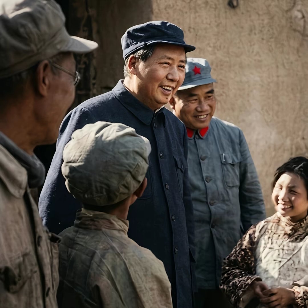 2xhly1976's tweet photo. Chairman Mao never relied on personal bodyguards, for behind him stood millions of people who cherished the great leader in their hearts. https://t.co/xpISccmvod