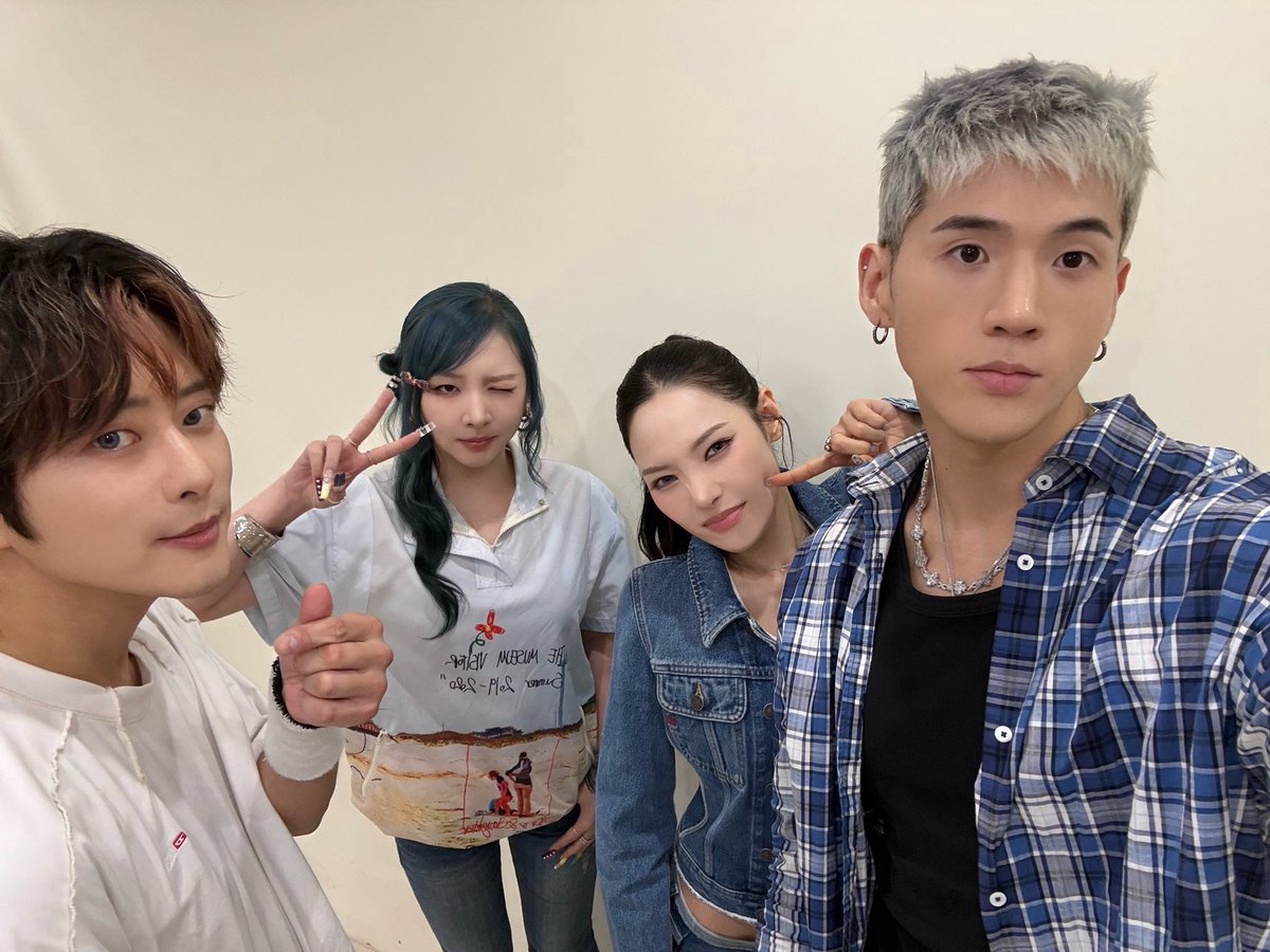 KARD_Official's tweet photo. [📷]
260804 스타라이크뮤직 팬사인회

#KARD #카드
#BackToLife https://t.co/mBLxzkQ37A