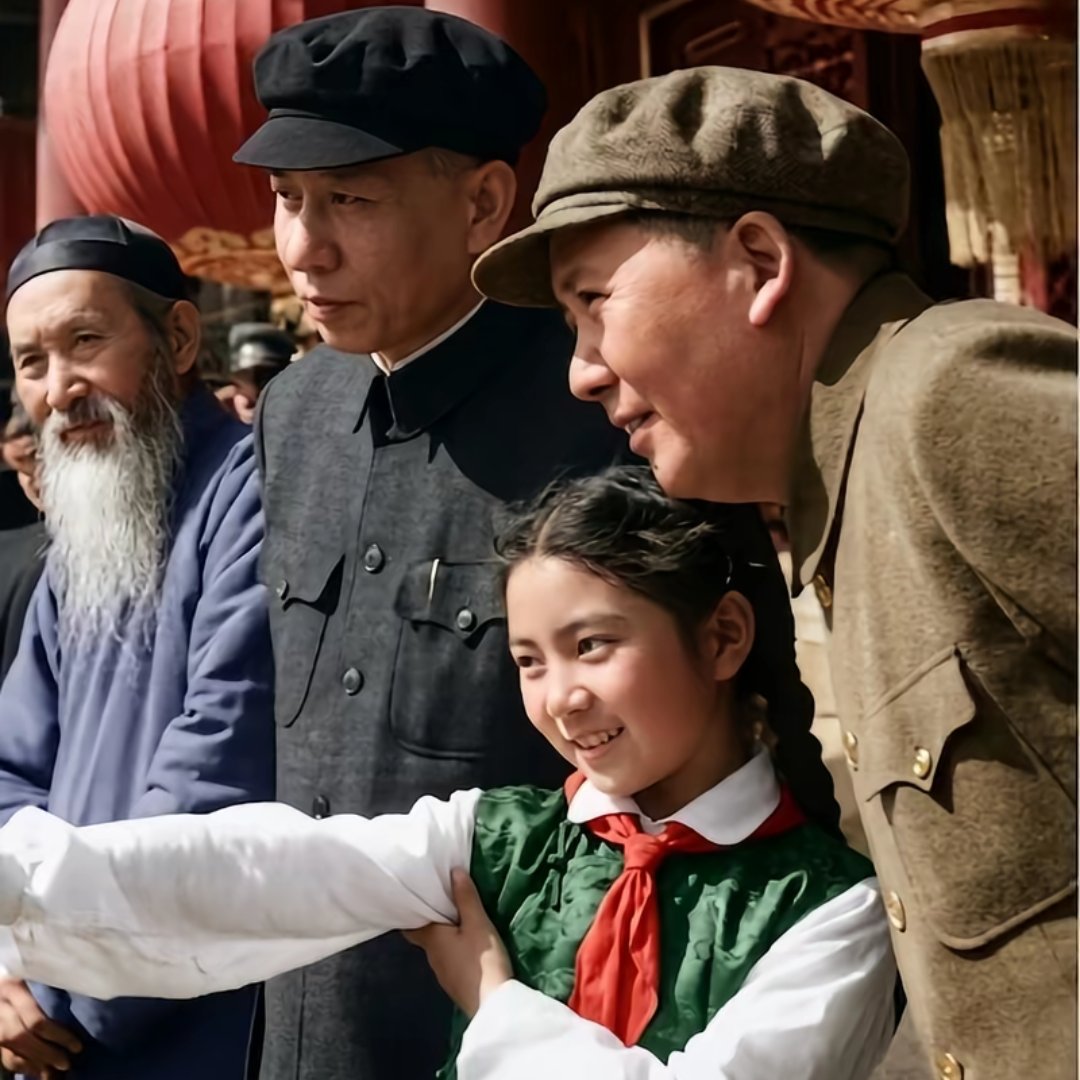 2xhly1976's tweet photo. Chairman Mao never relied on personal bodyguards, for behind him stood millions of people who cherished the great leader in their hearts. https://t.co/xpISccmvod