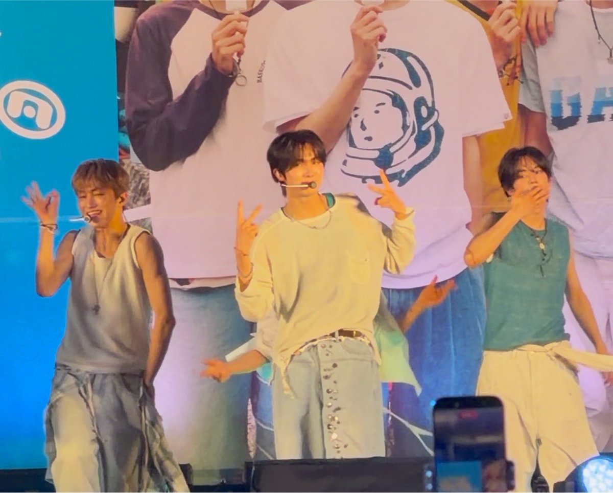 3i2i33's tweet photo. SODA SODAリリイベinダイバーシティ‼️まさかの視界不良でしたが周りの42ちゃんと盛り上がれて楽しかったし、何より今をときめくつあすくんに無料でご対面させていただけて大感謝だよ　あとお台場の夜景、煌々としててだ〜いすきなので癒された　またすぐ会える気がする❣️⬅️さすがにネ申トレカ https://t.co/emMBs9H75f