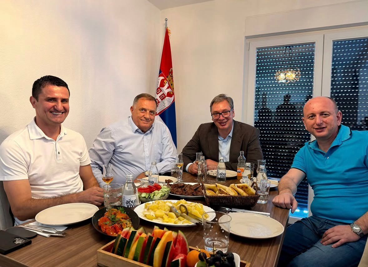 lovac_naglave's tweet photo. S lijeva udesno.
-Albanac
-Vlah
-Cincar
-Crnogorac
Niđe Srbina, da ga puškom gađaš 🤣 https://t.co/tSB02H9gsp