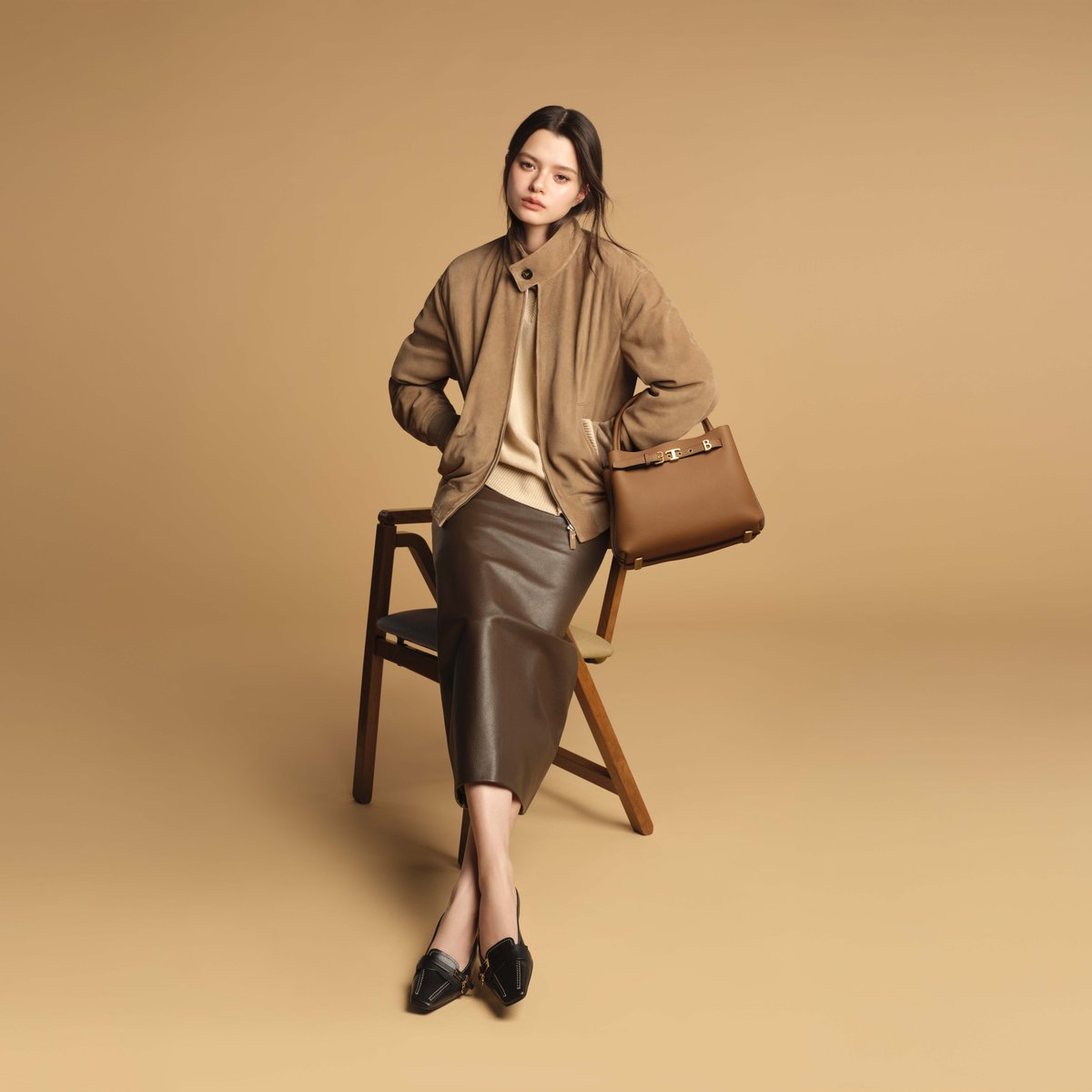 TalkinTrend's tweet photo. TOD’S แต่งตั้ง รีเบคก้า แพทรีเซีย อาร์มสตรองเป็น BRAND AMBASSADOR

#Beckysangels #BeckyArmstrong‌
#TodsThailand #Tods

แบรนด์ลักชัวรีสัญชาติอิตาลี มีความยินดีที่จะประกาศแต่งตั้ง รีเบคก้า แพทรีเซีย อาร์มสตรอง ในฐานะ Brand Ambassador คนล่าสุด รีเบคก้า แพทรีเซีย อาร์มสตรอง นักแสดง นักร้อง และนางแบบลูกครึ่งไทย - อังกฤษ ซึ่งเป็นที่รู้จักในนาม เบ็คกี้ อาร์มสตรอง ได้สร้างชื่อเสียงอย่างโดดเด่นในระดับนานาชาติ ทั้งในวงการบันเทิงและอุตสาหกรรมแฟชั่น ด้วยสไตล์ที่ทันสมัย ความมั่นใจ และเอกลักษณ์เฉพาะตัว เบ็คกี้จึงเป็นตัวแทนของคนรุ่นใหม่ที่เปี่ยมด้วยความสามารถ และได้รับการยอมรับอย่างกว้างขวางทั้งในเอเชียและระดับโลก
Tod’s ยึดมั่นในรากฐานแห่งงานฝีมืออิตาลี คุณภาพอันเป็นเลิศ และความสง่างามเหนือกาลเวลาในฐานะตัวแทนของไลฟ์สไตล์อย่างแท้จริง ผ่านความร่วมมือครั้งใหม่นี้ Tod's ตอกย้ำวิสัยทัศน์อันร่วมสมัยและมรดกอันเป็นเอกลักษณ์ของแบรนด์ไปพร้อมกับเบ็คกี้ อาร์มสตรอง ผู้ซึ่งมีความสามารถอันหลากหลาย ความสง่างามอย่างเป็นธรรมชาติ และสไตล์อันประณีต ซึ่งสะท้อนคุณค่าของ Tod’s ได้อย่างสมบูรณ์แบบ
เบ็คกี้จะปรากฏตัวอย่างเป็นทางการครั้งแรกในฐานะ Brand Ambassador ของ Tod’s ณ Milan Fashion Week ที่จะจัดขึ้นในวันที่ 25 กันยายน ค.ศ. 2026 การแต่งตั้งครั้งนี้ถือเป็นจุดเริ่มต้นของความร่วมมือครั้งสำคัญ ซึ่งผสานพลังอันโดดเด่นและมีชีวิตชีวาของเบ็คกี้ควบคู่ไปกับไลฟ์สไตล์แบบอิตาลีอันเป็นเอกลักษณ์และความสง่างามร่วมสมัยของ Tod's 
เบ็คกี้ได้เผยความรู้สึกของเธอในครั้งนี้ว่า “ขอบคุณสำหรับโอกาสสุดพิเศษนี้ รู้สึกมีความสุขอย่างยิ่งที่ได้เป็นส่วนหนึ่งของครอบครัว Tod’s และพร้อมสำหรับการเดินทางร่วมกันต่อจากนี้ค่ะ เบ็คกี้ชื่นชมผลงานของ Tod’s มาโดยตลอด ด้วยงานฝีมืออันประณีตที่ผสานเข้ากับความเรียบง่ายและสามารถสวมใส่ได้ในทุกวัน ความหรูหราอย่างเป็นธรรมชาตินี้คือสิ่งที่ทำให้ Tod's เป็นแบรนด์ที่พิเศษสำหรับเบ็คกี้ และเบ็คกี้รู้สึกตื่นเต้นเป็นอย่างมากกับการเริ่มต้นบทใหม่ร่วมกับ Tod's ค่ะ”